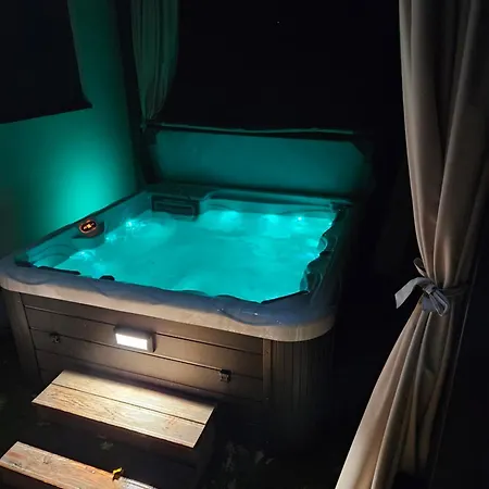 Appartement Bowery - Arnyas Vendeghazak - Jakuzzi Hasznalattal