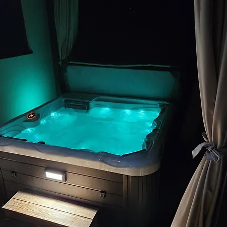 Apartment Bowery - Arnyas Vendeghazak - Jakuzzi Hasznalattal Balatonalmádi